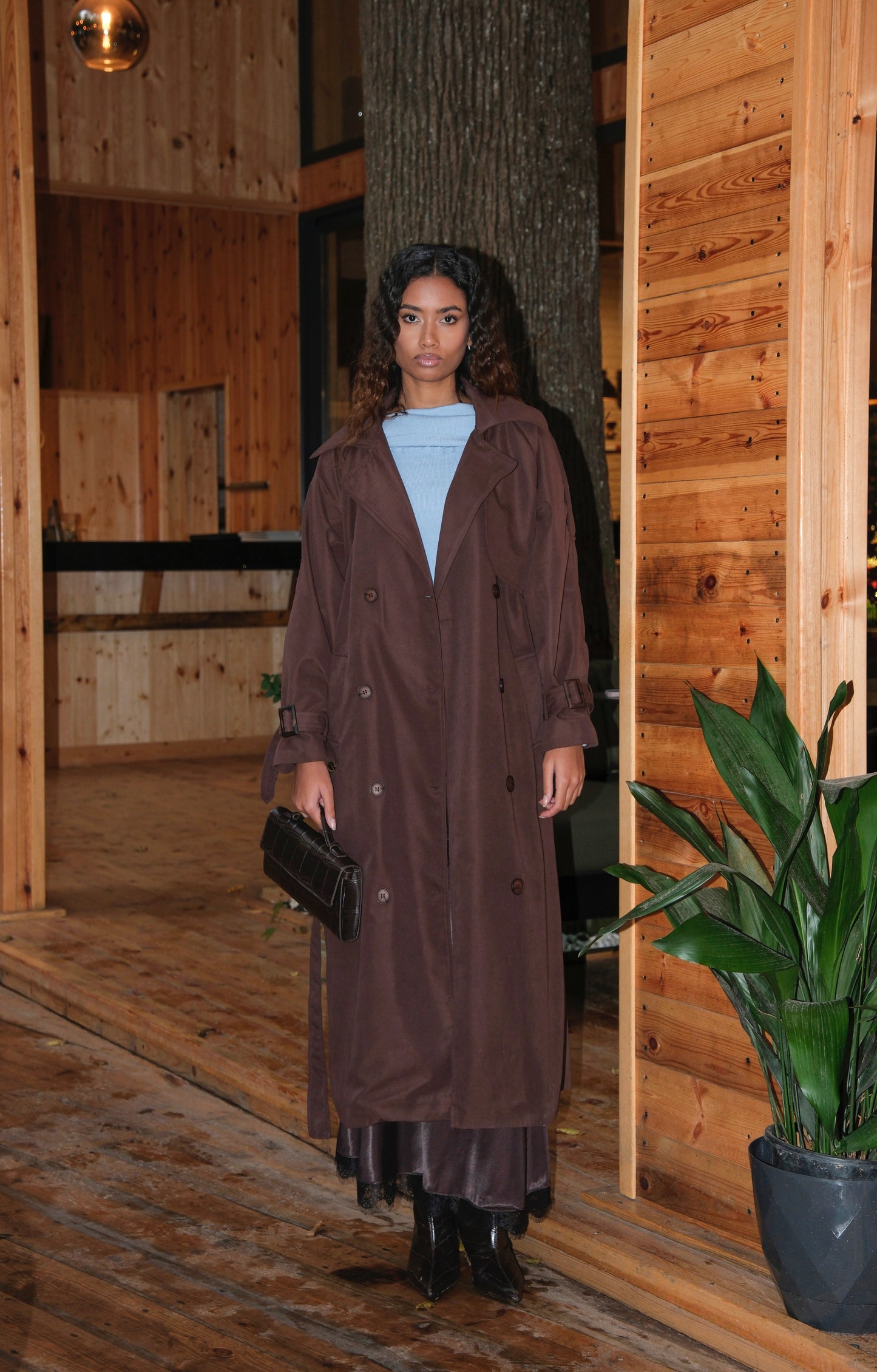 Kahverengi Kruvaze Yaka Astarlı Uzun Trençkot